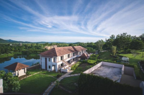 Отель Leaves Valley Resort  Yang Nam Klat Nuea